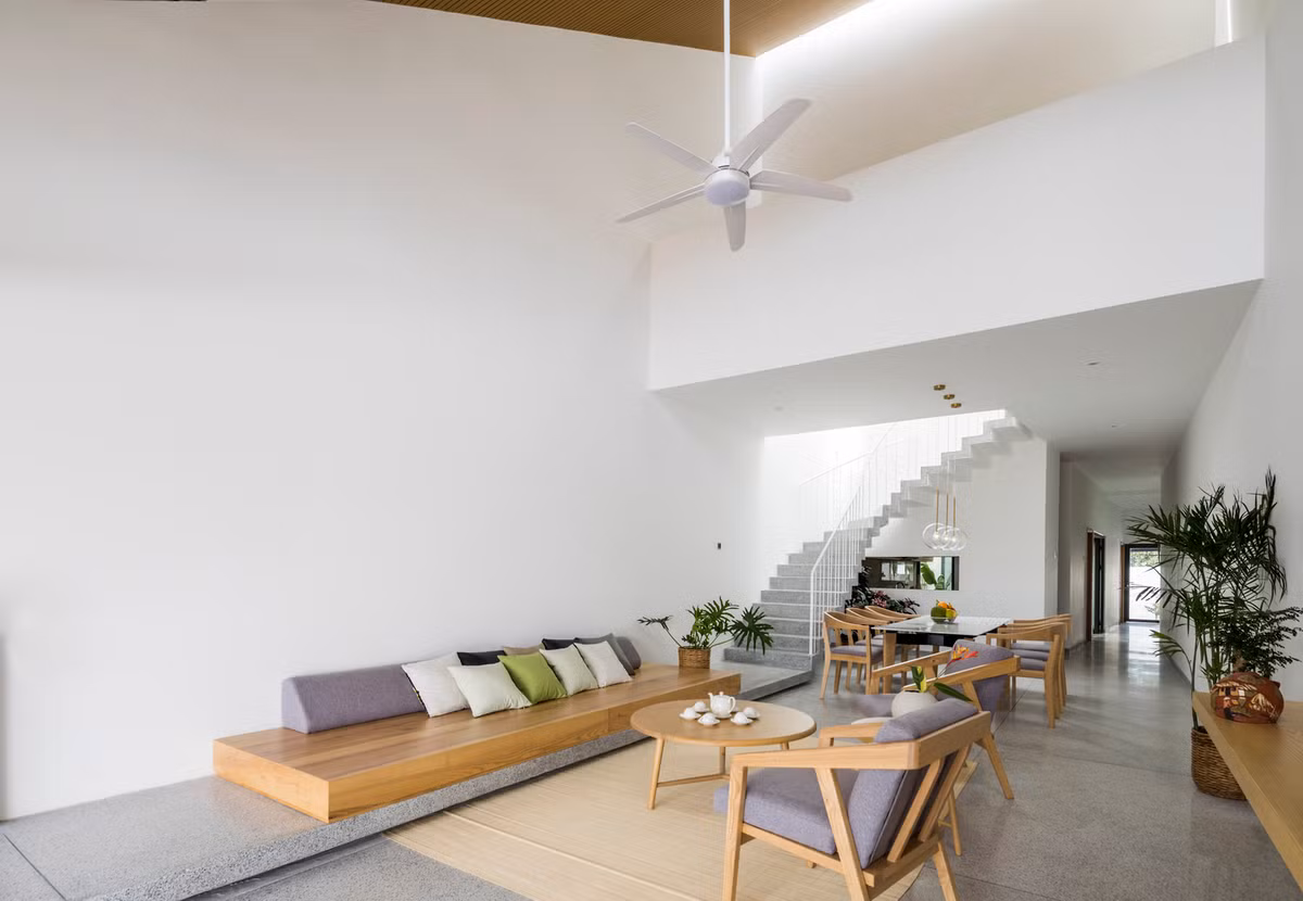 Từ ngoài sân tầm nhìn thay đổi dần, không gian mở rộng ra theo chiều cao, phòng khách được kết nối với lầu 1 bằng khoảng thông tầng lớn.