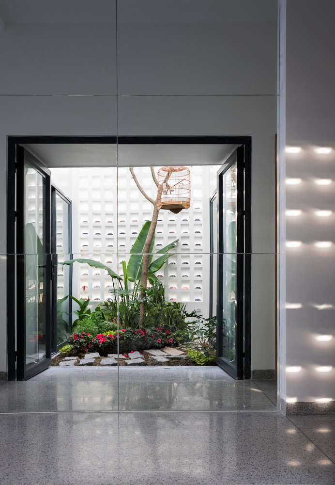 Gương lớn được bố trí giúp tạo cảm giác không gian như rộng hơn.