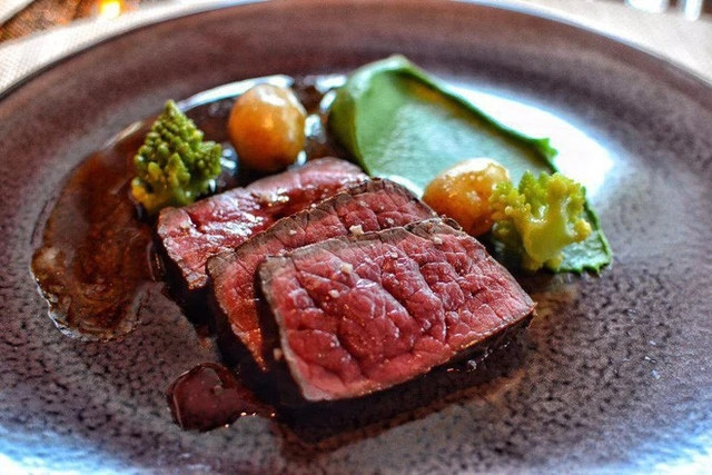 Trang trại Polmard mỗi tuần chỉ làm thịt 4 con bò, sau đó lại mang đi ủ đông cả chục năm trời nên thành phẩm rất khan hiếm và đắt đỏ. Một miếng thịt làm bít tết từ phần cote de boeuf (phần thịt thăn ngoại, có dính kèm theo cây sườn) ngủ đông từ năm 2000 đến giờ có giá lên tới 3.200 USD, tương đương khoảng 74 triệu đồng. Ảnh: Insider