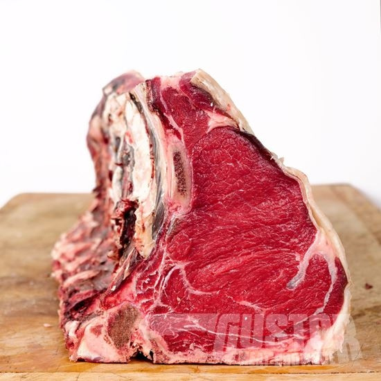 Trong quá trình "ngủ đông", nước trong miếng thịt bò dần bị đẩy ra ngoài, các enzim sẽ phá dần các sợi cơ và mô liên kết giúp thịt bò mềm hơn và mang hương vị đặc biệt. Ảnh: Getty