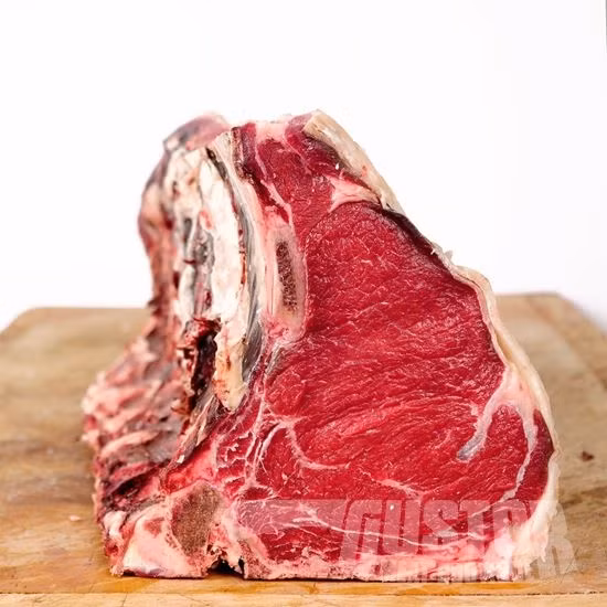 Trong quá trình "ngủ đông", nước trong miếng thịt bò dần bị đẩy ra ngoài, các enzim sẽ phá dần các sợi cơ và mô liên kết giúp thịt bò mềm hơn và mang hương vị đặc biệt. Ảnh: Getty