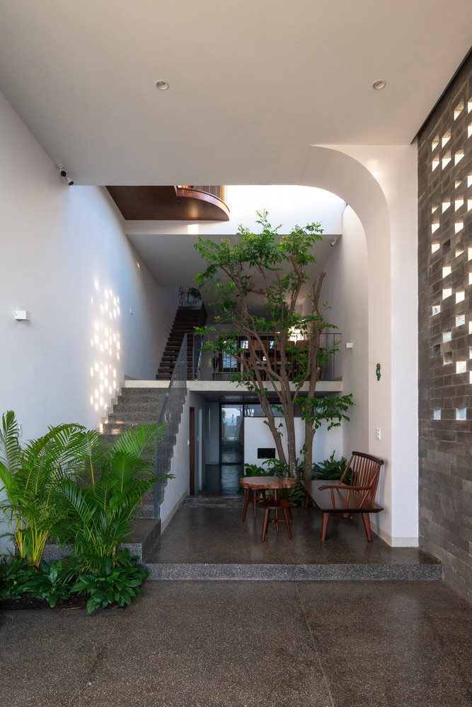 Nhờ thiết kế tối giản và cắt giảm những vật dụng không cần thiết, căn nhà tạo ra nguồn năng lượng sống nhẹ nhàng giúp gia chủ hoàn toàn hướng về thiên nhiên.