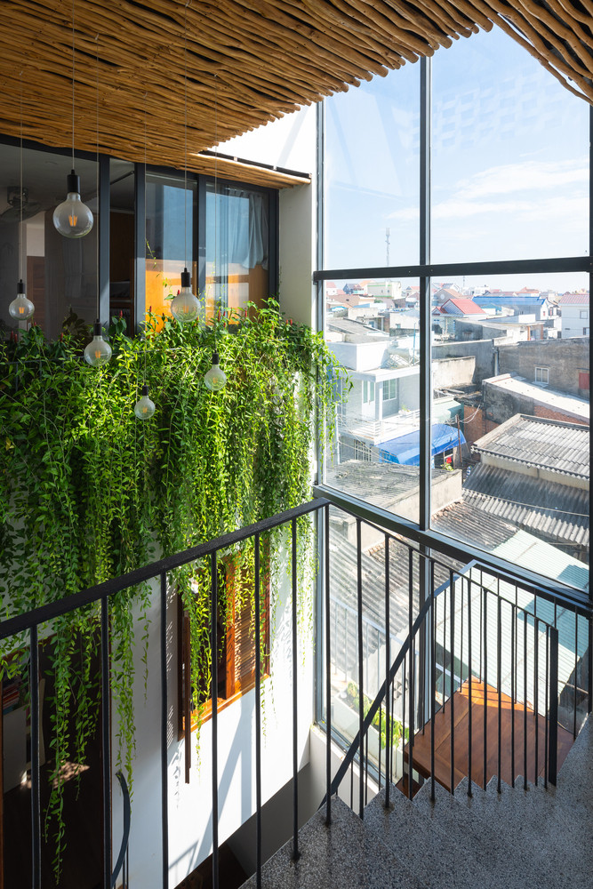 Khoảng sân tràn ngập cây xanh và ánh sáng giống như những ngôi nhà truyền thống của Việt Nam nhưng hiện hữu trong một công trình hiện đại.