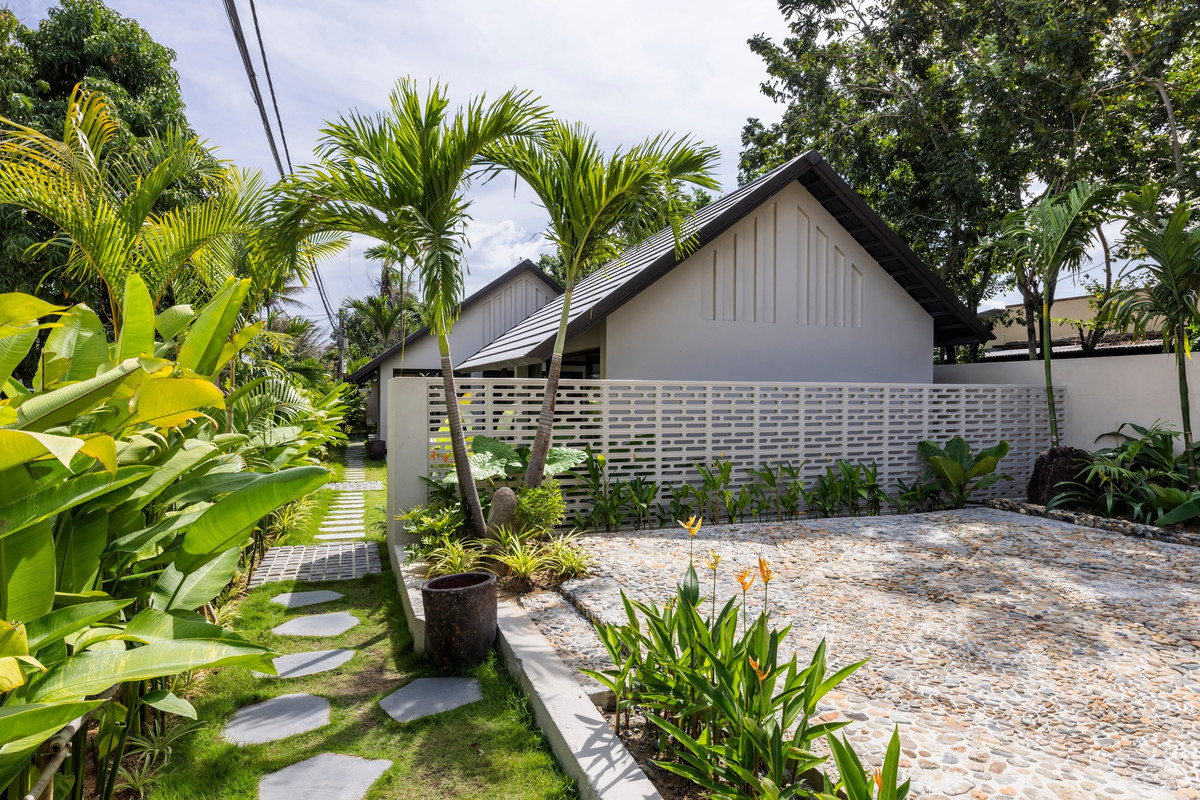 Lấy cảm hứng từ khái niệm ngũ hành, kiến trúc ngôi nhà mô phỏng hình bóng của 5 ngọn núi, tượng trưng cho sự ổn định và hài hòa. Các không gian kết nối với nhau bằng các độ cao mái khác nhau, xen kẽ với cây xanh.