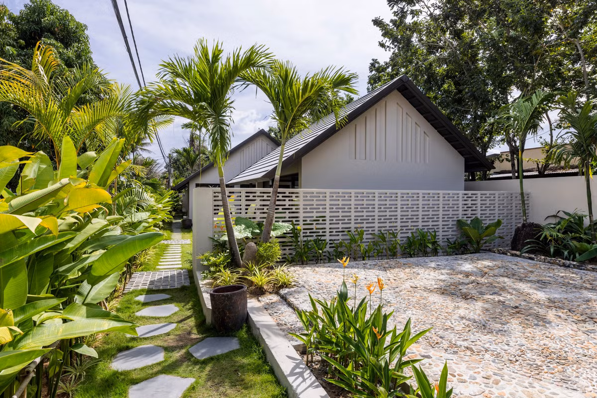 Lấy cảm hứng từ khái niệm ngũ hành, kiến trúc ngôi nhà mô phỏng hình bóng của 5 ngọn núi, tượng trưng cho sự ổn định và hài hòa. Các không gian kết nối với nhau bằng các độ cao mái khác nhau, xen kẽ với cây xanh.