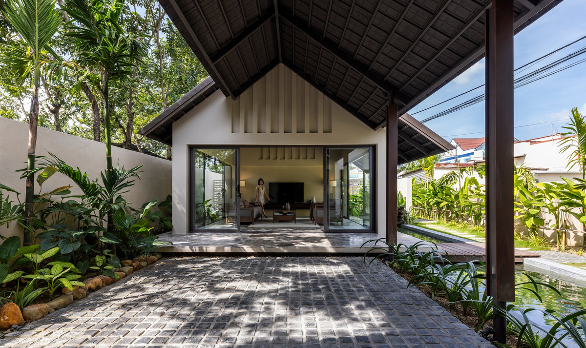 Khu vực đậu xe được bố trí ở phía trước, giúp căn nhà tránh xa con đường ồn ào.