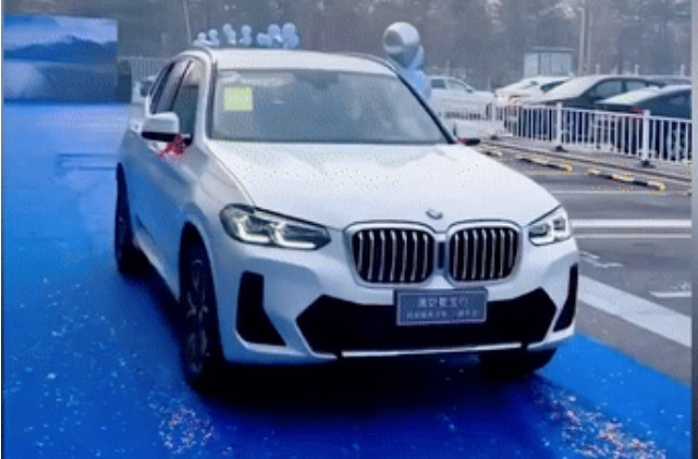 Mới đây, một công ty công nghệ sinh học ở thành phố Thanh Châu, tỉnh Sơn Đông, Trung Quốc đã thưởng Tết cho đội ngũ bán hàng của mình 16 chiếc xe BMW. Thông tin nhanh chóng thu hút sự chú ý của cư dân mạng xứ Trung. Ảnh: 163