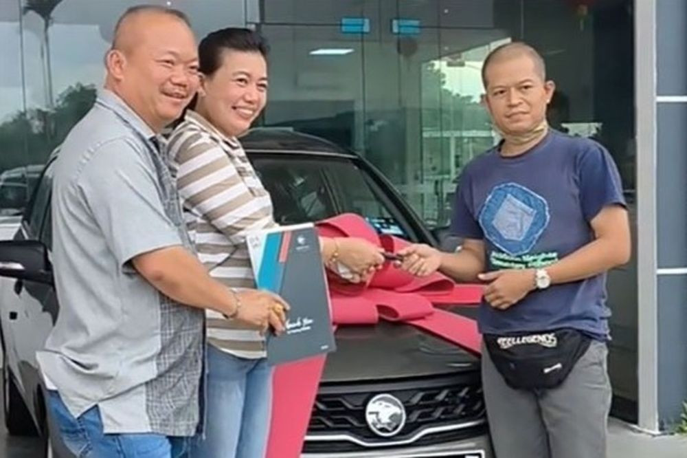 Năm ngoái, chủ một công ty may mặc ở Pontian (Malaysia), ông Xu Hui đã quyết định mua một chiếc ô tô làm quà thưởng cho công nhân tên Yanto (người Indonesia), vì những cống hiến trong suốt một thập kỷ qua. Ảnh: Sin Chew Daily,