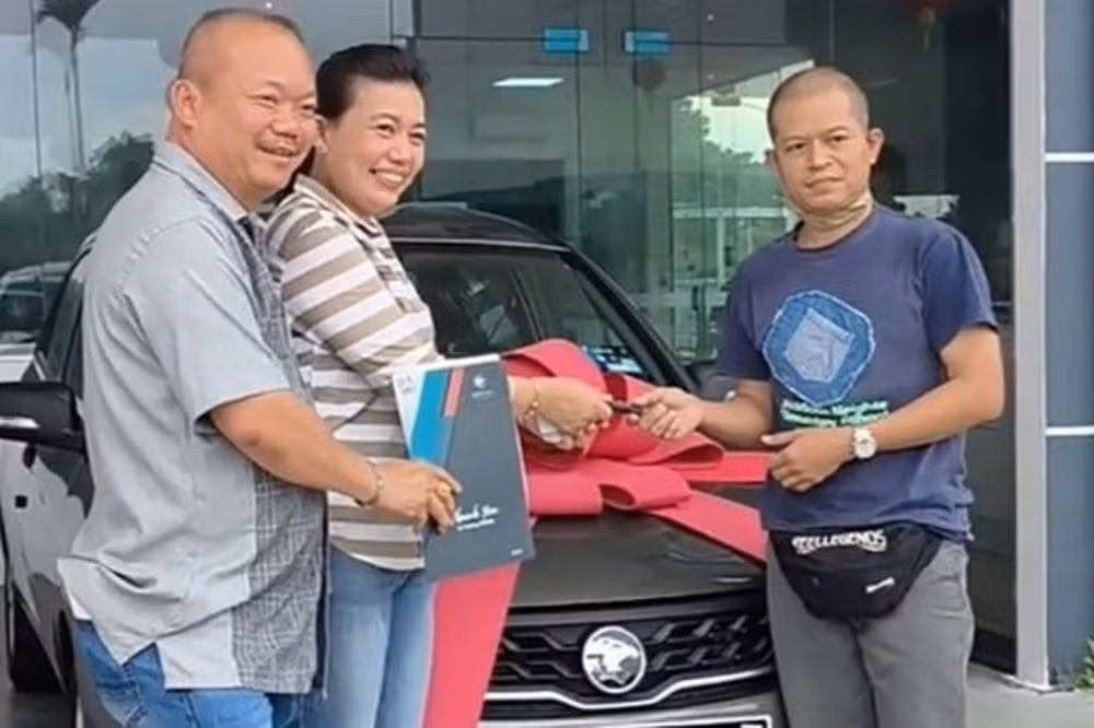 Năm ngoái, chủ một công ty may mặc ở Pontian (Malaysia), ông Xu Hui đã quyết định mua một chiếc ô tô làm quà thưởng cho công nhân tên Yanto (người Indonesia), vì những cống hiến trong suốt một thập kỷ qua. Ảnh: Sin Chew Daily,