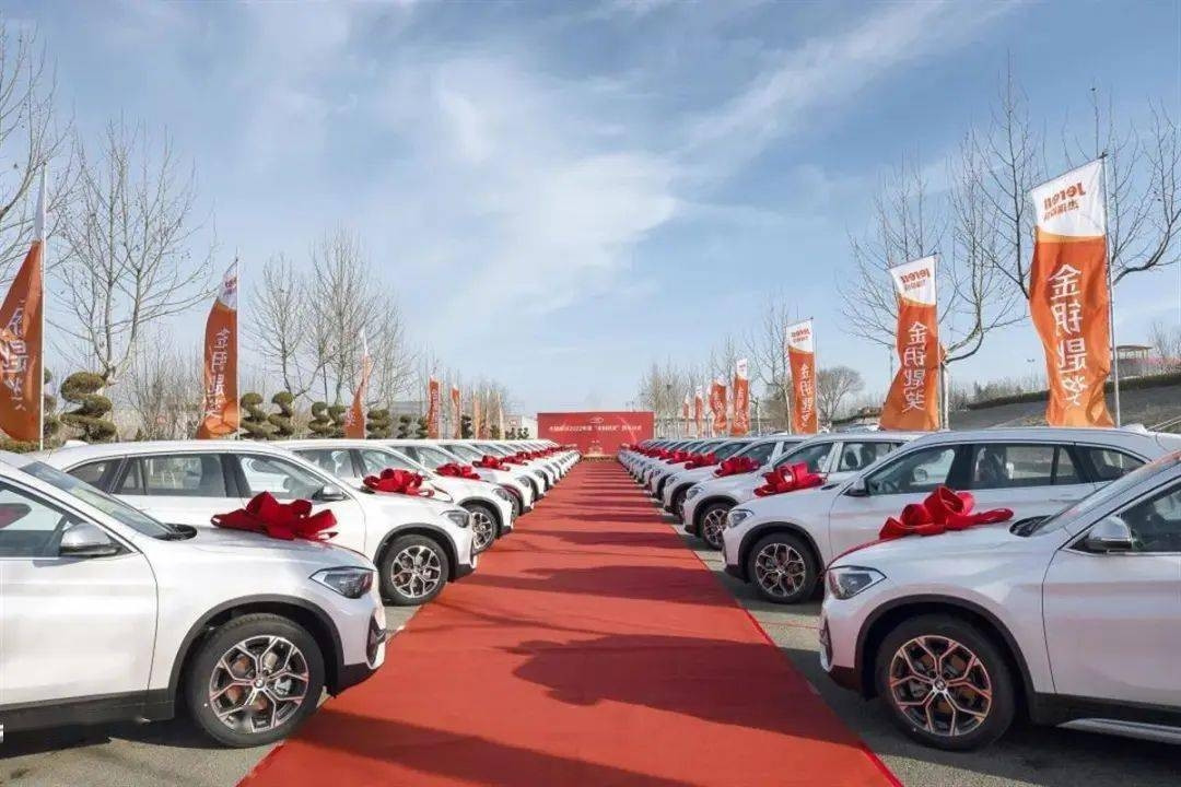 Năm 2020, Tập đoàn gang thép Jiangxi West Daiju cũng đã tặng cho mỗi nhân viên một chiếc ô tô. Tổng cộng có 4.116 xe, trong đó có 2.933 chiếc Ford Territory và 1.183 chiếc FAW-Volswagen Magotan đã được trao tặng cho toàn bộ nhân viên của công ty này. Ảnh minh họa