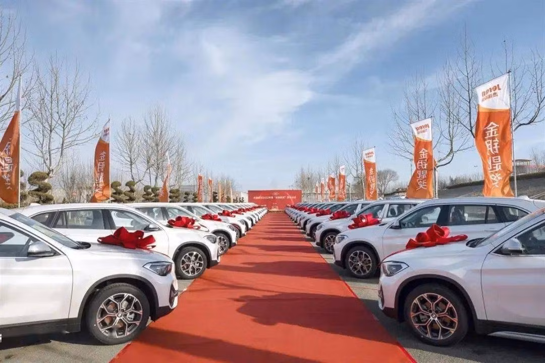 Năm 2020, Tập đoàn gang thép Jiangxi West Daiju cũng đã tặng cho mỗi nhân viên một chiếc ô tô. Tổng cộng có 4.116 xe, trong đó có 2.933 chiếc Ford Territory và 1.183 chiếc FAW-Volswagen Magotan đã được trao tặng cho toàn bộ nhân viên của công ty này. Ảnh minh họa