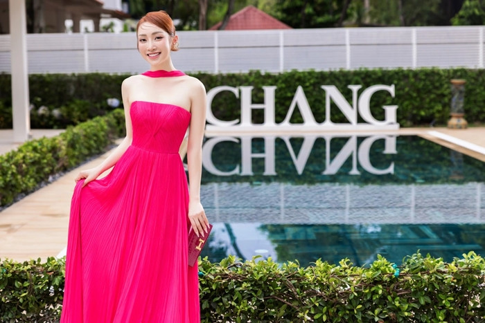 Căn biệt thự có hồ bơi và khoảng sân vườn rộng rãi được trang hoàng lộng lẫy khiến nhiều vị khách trầm trồ, thích thú.