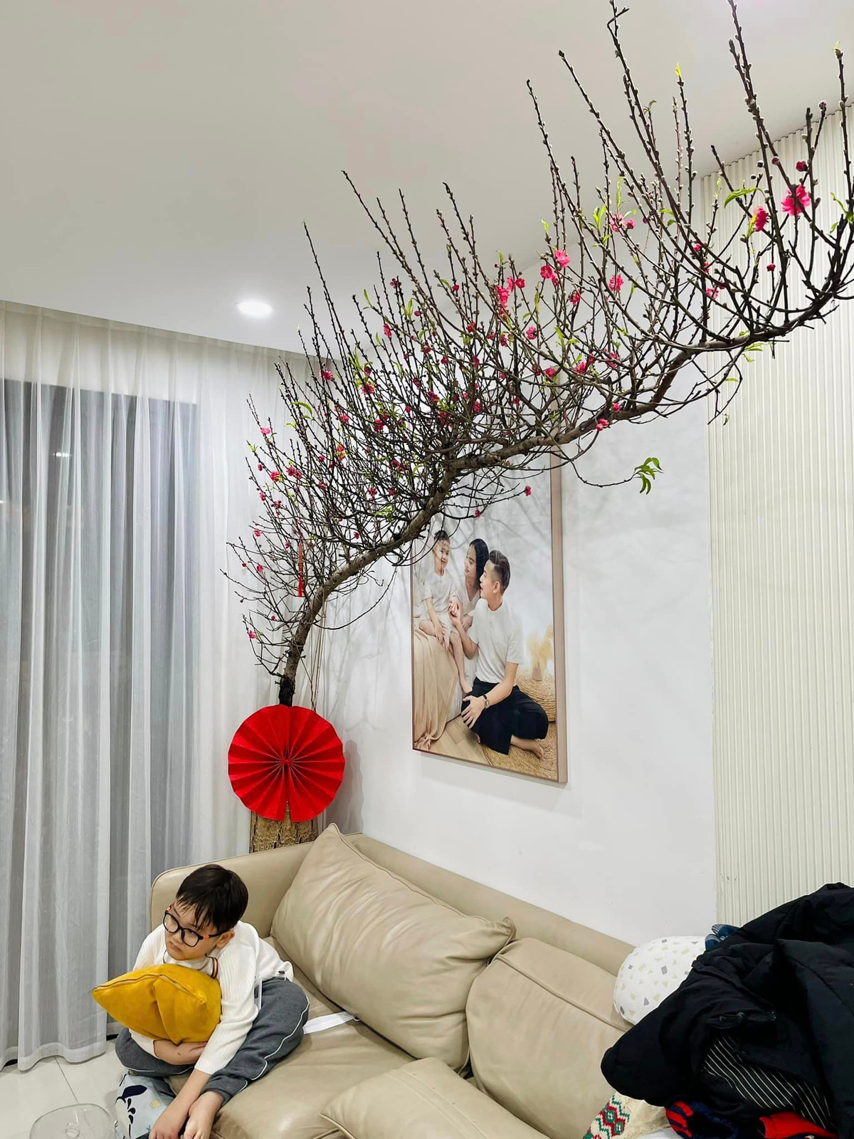 Khoe không gian sống tràn ngập sắc xuân, Việt Bắc bày tỏ sự thích thú khi tìm được đào xiên đôi.