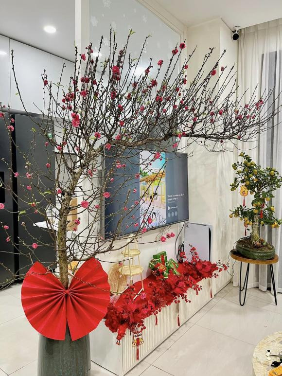 Trên trang cá nhân, diễn viên Việt Bắc liên tục cập nhật hoạt động liên quan đến việc đóng Táo quân. Hoàn thành việc ghi hình, nam diễn viên cũng kịp sắm sửa đón Tết