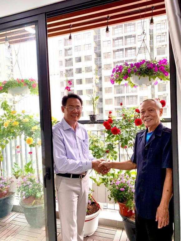 Ban công không quá rộng nhưng được tận dụng trồng đủ các loại hoa rực rỡ.