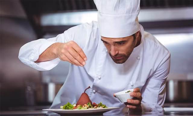 Đầu bếp là công việc thú vị với những bạn trẻ đam mê nấu ăn mà không cần bằng cấp. Một đầu bếp mới vào nghề có thể kiếm được 8 - 10 triệu đồng/tháng. Khi tay nghề cao hơn, thu nhập có thể tới 15 – 30 triệu đồng/tháng. Ảnh: Getty