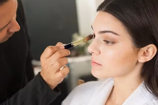 Chỉ cần theo học những khóa cơ bản đến nâng cao trong vài tháng là có thể hành nghề trang điểm. Càng chăm chỉ, học viên càng nâng cao được tay về và đạt được thu nhập như mong ước. Ảnh: Internet