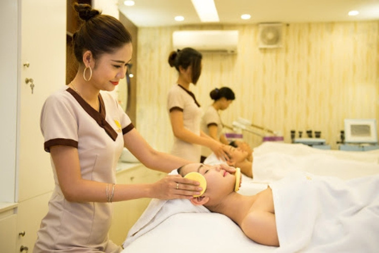 Nhu cầu làm đẹp ngày càng cao nên chuyên viên spa là một trong những nghề triển vọng. Bên cạnh sự khéo tay, tỉ mỉ, nghề làm đẹp đòi hỏi người thợ phải có tính kiên trì, khả năng sáng tạo và giao tiếp tốt với khách. Ảnh: Pendecor