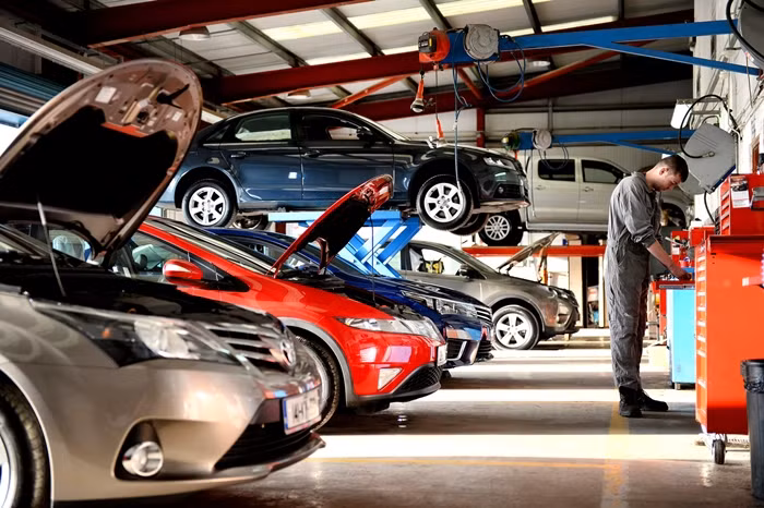 Một thợ sửa chữa ô tô chuyên nghiệp có thu nhập trung bình thừ 7 - 15 triệu đồng/tháng. Ngoài mức thu nhập cao và ổn định, nghề sửa chữa ô tô còn có tiềm tiềm năng phát triển bền vững, lâu dài. Ảnh: Tunganhauto