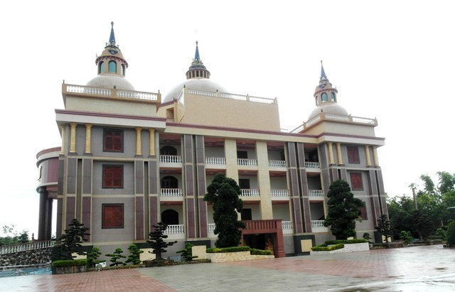 Dinh thự của ông Trầm Bê có 5 chóp, tọa lạc trên khu đất rộng 30ha, có thiết kế quý phái như một cung điện nguy nga. Ảnh: Vietnamnet