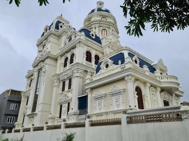 Tuy nhiên, căn biệt thự này của đại gia Ngô Văn Phát đã được kê biên để khắc phục hậu quả. Ảnh: Báo Giao thông