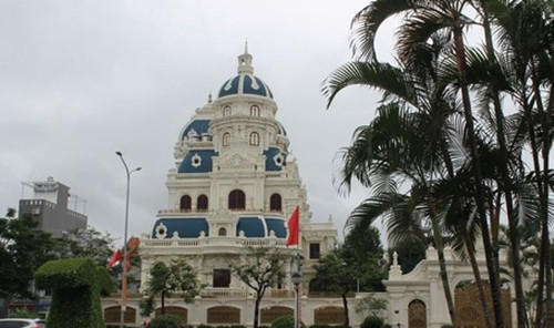 Người dân cho biết, tòa lâu đài được xây dựng kéo dài trong nhiều năm tại nút giao thông trên trục đường đẹp nhất thành phố. Ảnh: Congan