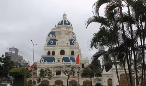 Người dân cho biết, tòa lâu đài được xây dựng kéo dài trong nhiều năm tại nút giao thông trên trục đường đẹp nhất thành phố. Ảnh: Congan