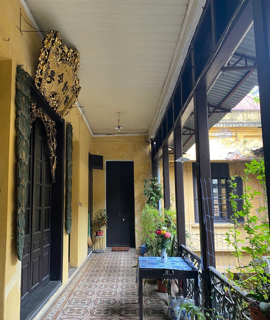 Các không gian hành lang tầng 2 được trồng cây cảnh đẹp mắt. Ảnh: Vietnamnet