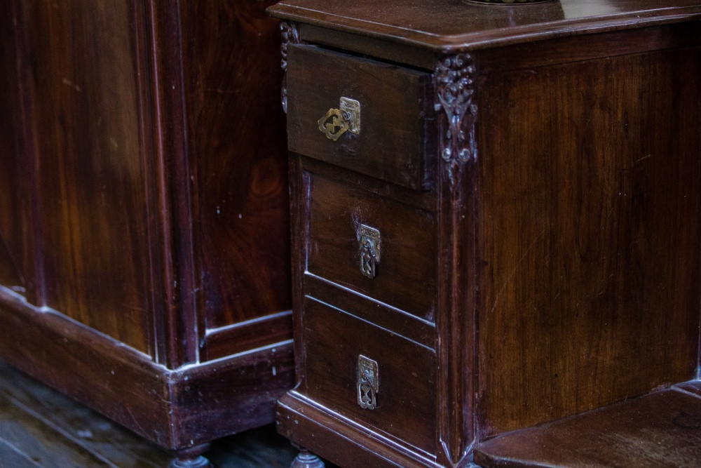 Bàn ghế, sập gụ, tủ, giường... trong nhà từ thời các cụ để lại vẫn được con cháu giữ gìn cẩn thận. Ảnh: Laodongthudo