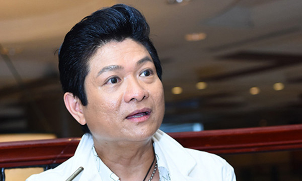 Hiện tại ở tuổi ngoài 60, anh vẫn độc thân và tận hưởng niềm vui yêu đương, hẹn hò. Tâm sự với VietNamNet, Mạnh Đình cho biết anh quen một cô gái ở Việt Nam được 4 năm. Người này vốn là fan của anh, từ cảm mến giọng hát rồi chuyển qua yêu đương lúc nào không hay. Hàng ngày, cả hai vẫn gọi điện, nhắn tin và dành cho nhau sự quan tâm như bao cặp tình nhân khác. Mỗi dịp về nước, anh thường tranh thủ đưa bạn gái đi diễn cùng và dự định dẫn bạn gái về ra mắt gia đình mình ở Mỹ.