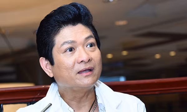 Hiện tại ở tuổi ngoài 60, anh vẫn độc thân và tận hưởng niềm vui yêu đương, hẹn hò. Tâm sự với VietNamNet, Mạnh Đình cho biết anh quen một cô gái ở Việt Nam được 4 năm. Người này vốn là fan của anh, từ cảm mến giọng hát rồi chuyển qua yêu đương lúc nào không hay. Hàng ngày, cả hai vẫn gọi điện, nhắn tin và dành cho nhau sự quan tâm như bao cặp tình nhân khác. Mỗi dịp về nước, anh thường tranh thủ đưa bạn gái đi diễn cùng và dự định dẫn bạn gái về ra mắt gia đình mình ở Mỹ.