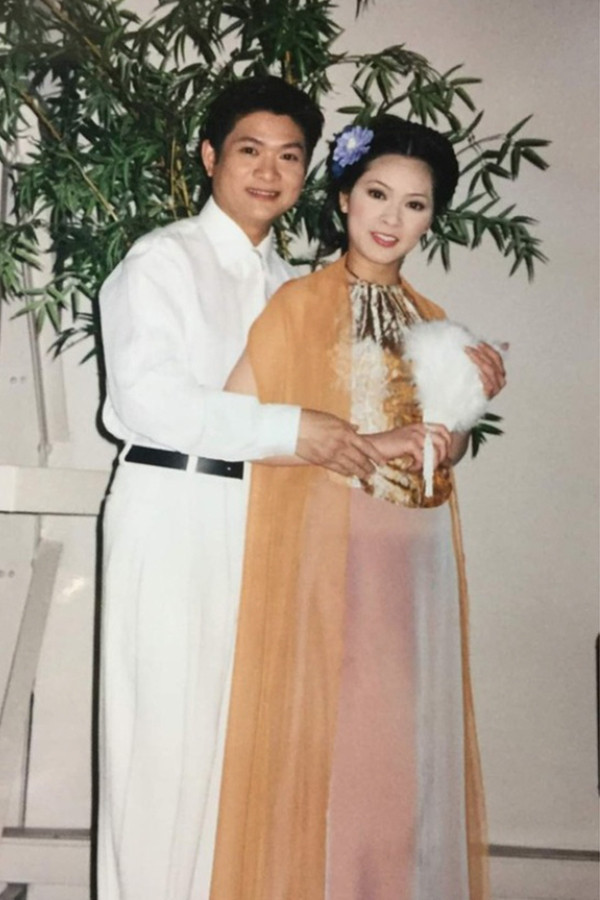 Ngoài những ca khúc solo, Mạnh Đình còn có màn kết hợp cùng Như Quỳnh rất ăn ý. Năm 1993, nam ca sĩ có cơ hội gặp gỡ và làm việc cùng nữ ca sĩ Như Quỳnh trên cùng sân khấu. Cả hai nhanh chóng "làm mưa làm gió" thị trường âm nhạc qua loạt ca khúc: Hai mùa Noel, Thầm kín… Với chất giọng đầy cảm xúc, hai giọng ca đã nhanh chóng chiếm được tình cảm của khán giả cho đến thời điểm hiện tại.