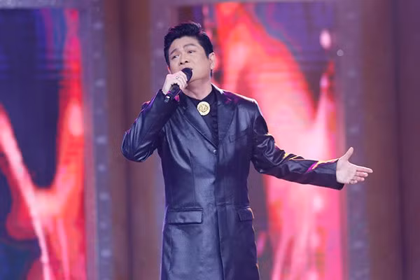 Ở tuổi ngoài 60, Mạnh Đình vẫn giữ được sức khỏe tốt.