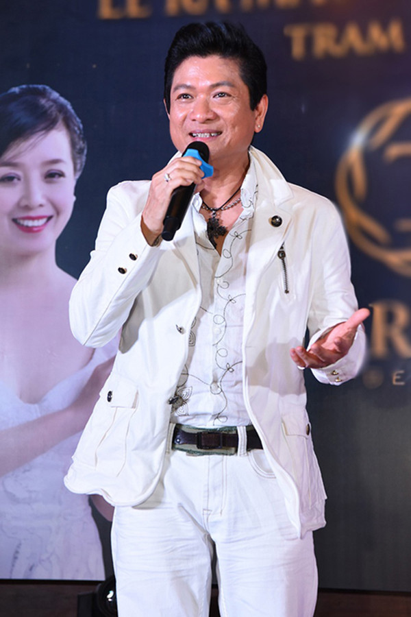 Trong liveshow của Như Quỳnh năm 2019, Mạnh Đình đã kể: "Thời đó, Như Quỳnh vẫn còn non nớt, rụt rè, e ấp lắm chứ chưa chuyên nghiệp như bây giờ. Lúc nghe Quỳnh nói không được nắm tay, tôi đã rất bực và nói rằng đây chỉ là hát, là diễn xuất, tại sao lại phải khó khăn với anh như vậy. Như Quỳnh nói, anh Đình ơi, anh cố gắng hiểu cho em, tại em có bạn trai ở bên Việt Nam, ông rất là ghen, nếu ông nhìn thấy anh nắm tay em, chắc ông điên lên mất nên em vẫn đưa tay ra nhưng anh cầm hờ hờ thôi nhé. Không ngờ cô ấy làm như thế thật, lên sân khấu, cô ấy đưa tay ra rồi rụt tay lại, đến lúc chụp được, tôi chỉ kịp nắm được đúng cái móng tay của cô ấy".