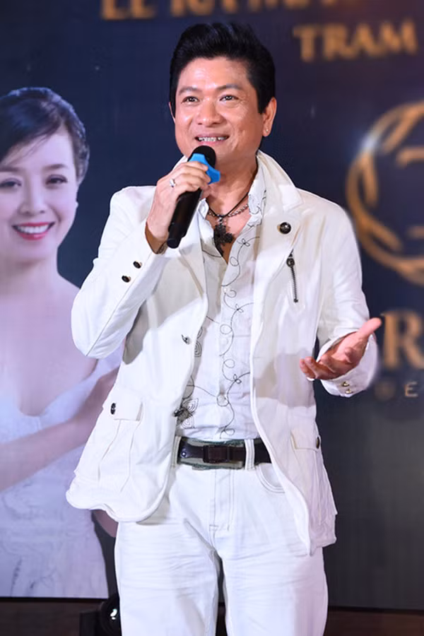 Trong liveshow của Như Quỳnh năm 2019, Mạnh Đình đã kể: "Thời đó, Như Quỳnh vẫn còn non nớt, rụt rè, e ấp lắm chứ chưa chuyên nghiệp như bây giờ. Lúc nghe Quỳnh nói không được nắm tay, tôi đã rất bực và nói rằng đây chỉ là hát, là diễn xuất, tại sao lại phải khó khăn với anh như vậy. Như Quỳnh nói, anh Đình ơi, anh cố gắng hiểu cho em, tại em có bạn trai ở bên Việt Nam, ông rất là ghen, nếu ông nhìn thấy anh nắm tay em, chắc ông điên lên mất nên em vẫn đưa tay ra nhưng anh cầm hờ hờ thôi nhé. Không ngờ cô ấy làm như thế thật, lên sân khấu, cô ấy đưa tay ra rồi rụt tay lại, đến lúc chụp được, tôi chỉ kịp nắm được đúng cái móng tay của cô ấy".