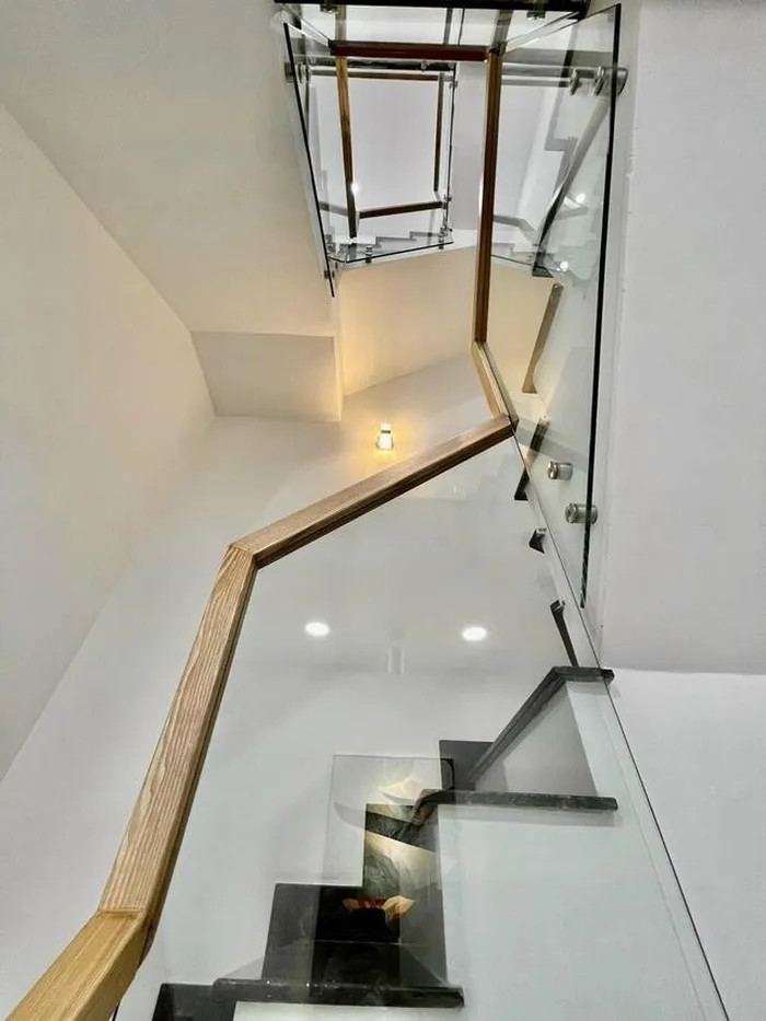 Cầu thang dẫn lên các tầng nhỏ gọn nhưng chắc chắn, phía trên trang bị đèn tích hợp quạt. Ảnh: FBNV