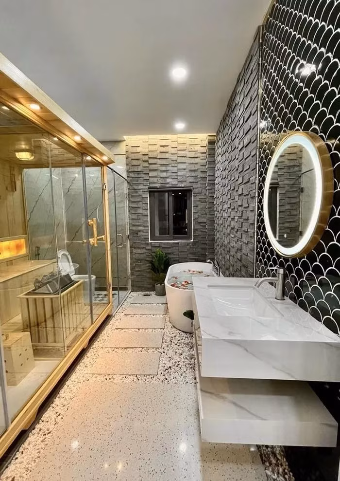 Phòng xông hơi trang bị gương led tròn cảm ứng, bồn tắm độc lập hình bầu dục. Ảnh: FBNV