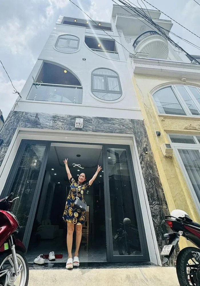 Căn nhà có chiều rộng 4,2m và chiều dài gần 15m, diện tích sử dụng hơn 150m2, gồm một trệt, hai lầu và sân thượng. Ảnh: FBNV