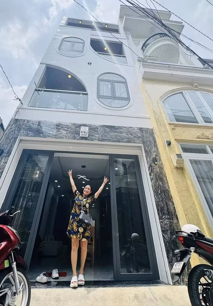 Căn nhà có chiều rộng 4,2m và chiều dài gần 15m, diện tích sử dụng hơn 150m2, gồm một trệt, hai lầu và sân thượng. Ảnh: FBNV