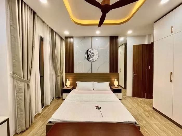 Phòng ngủ lát sàn gỗ, bố trí giường nệm êm ái. Mỗi phòng đều có buồng tắm, bồn vệ sinh riêng. Ảnh: FBNV