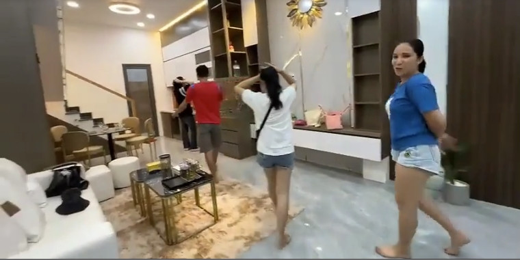 Nội thất được bài trí đơn giản với khu vực bếp thiết kế liền kề phòng khách. Ảnh chụp màn hình