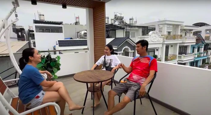 Sân thượng trong nhà mới của MC Cát Tường là nơi thư giãn và hóng gió. Ảnh chụp màn hình
