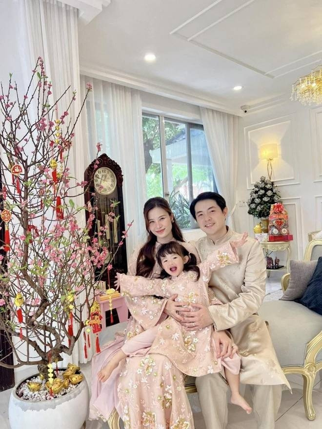 Hiện tại, Đông Nhi - Ông Cao Thắng sống trong căn biệt thự khang trang tại TP HCM có màu trắng chủ đạo, nội thất hiện đại. Ảnh: FBVN