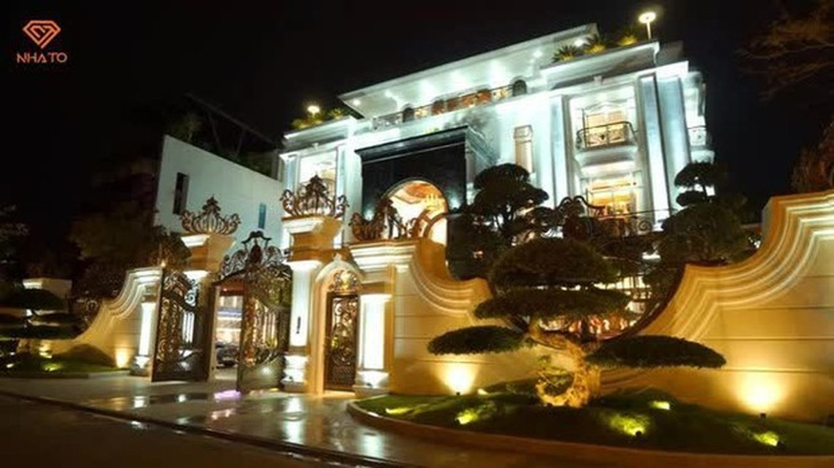 Nhìn từ xa, ngôi biệt thự nổi bật với vẻ đẹp lộng lẫy, nguy nga chẳng khác một tòa lâu đài.
