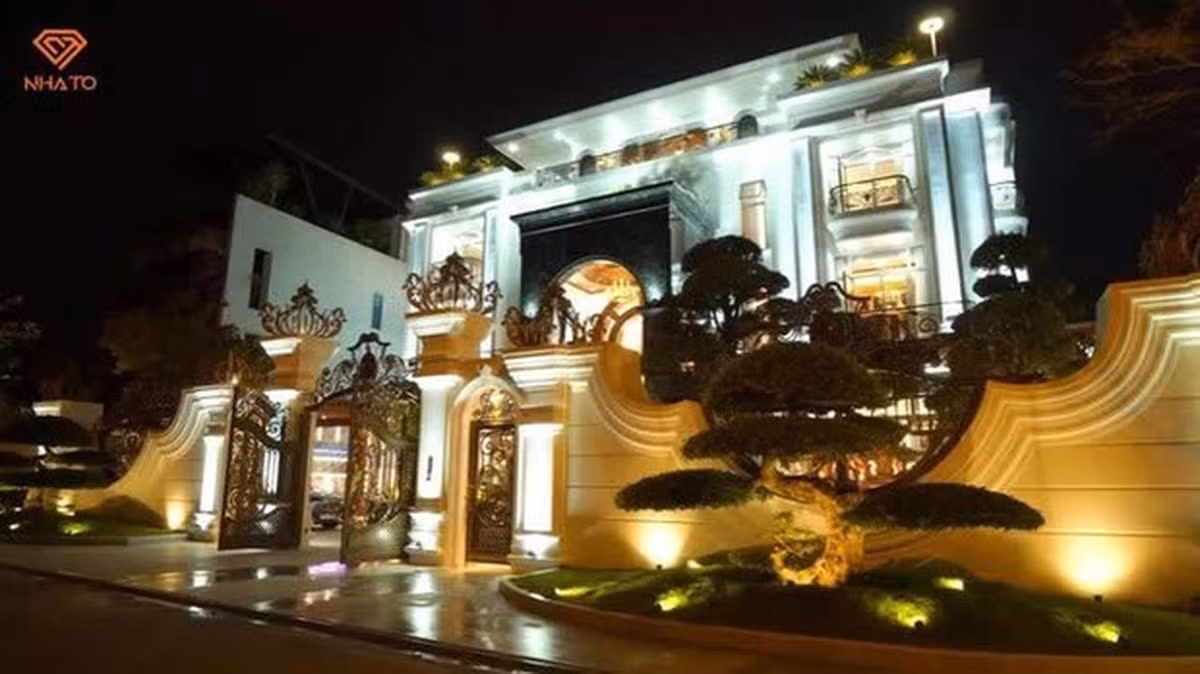 Nhìn từ xa, ngôi biệt thự nổi bật với vẻ đẹp lộng lẫy, nguy nga chẳng khác một tòa lâu đài.
