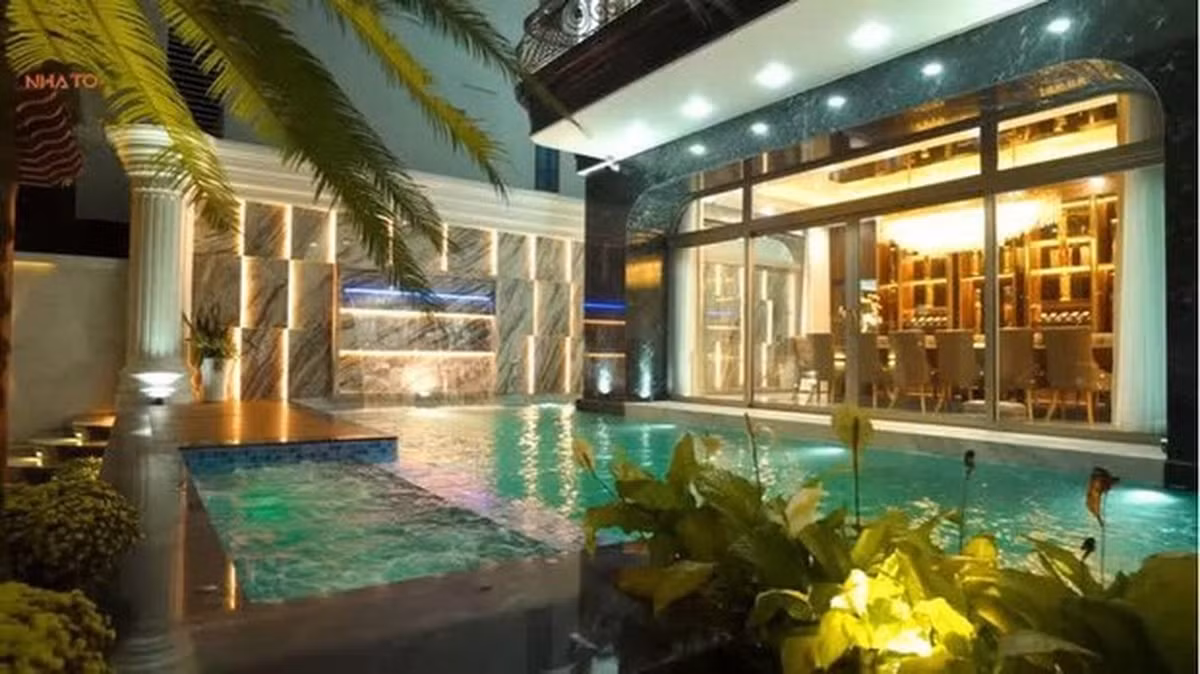 Phía trước nhà là bể bơi lớn để các thành viên trong gia đình thư giãn.