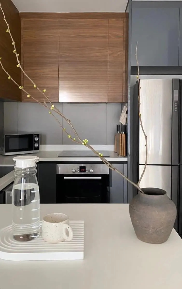 Không cần điểm nhấn quá cầu kỳ, Hà Trúc lựa chọn nội thất cực kỳ tối giản, kết hợp gam màu đậm chất Hàn Quốc.