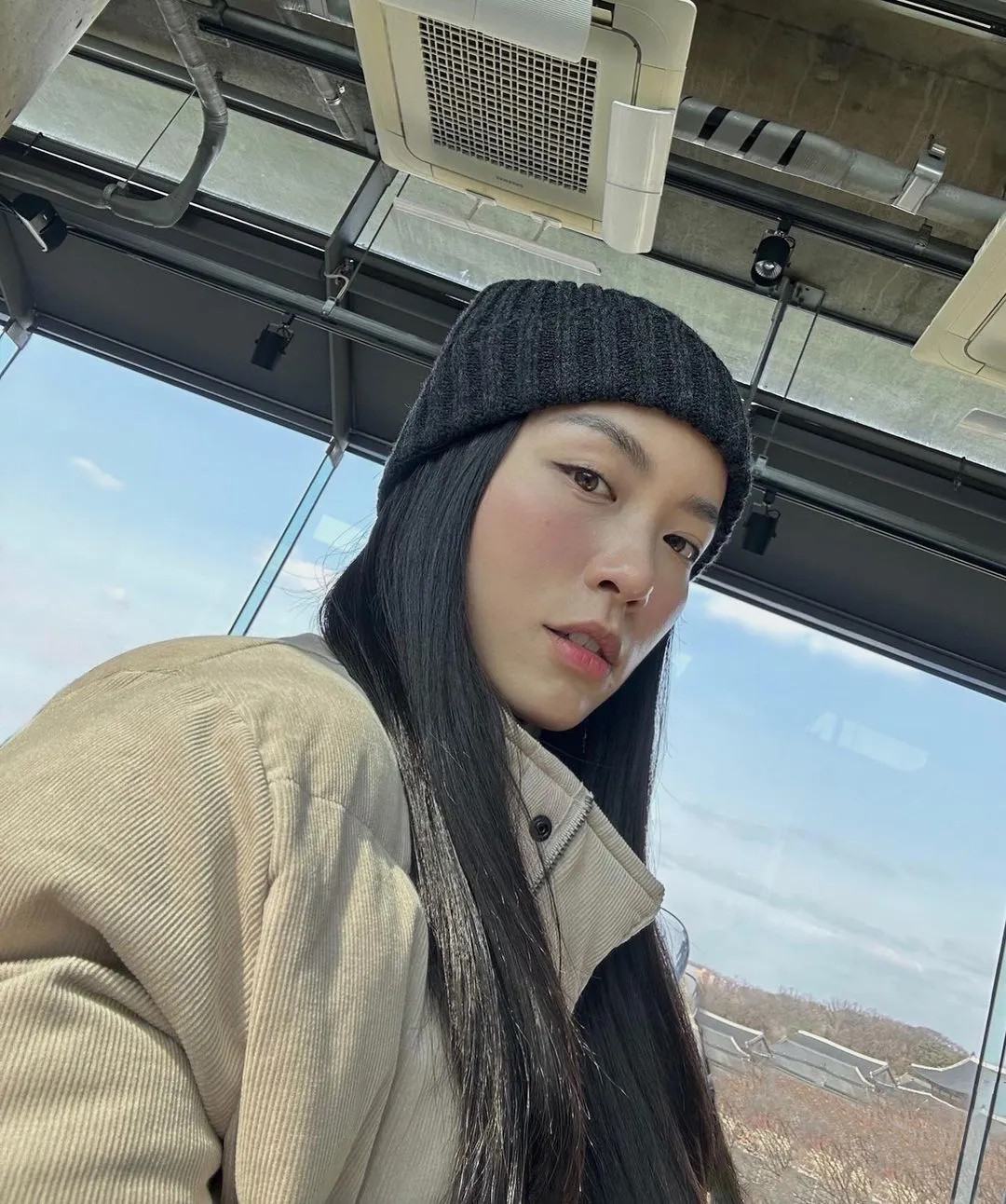 Trên trang cá nhân, Hà Trúc thường xuyên cập nhật những hình ảnh vi vu khắp nơi cả trong và ngoài nước.