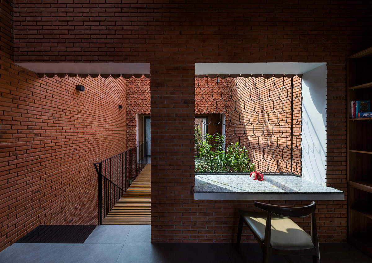 Không gian hai hiên bên trong nhà là nơi sinh hoạt chung để gia đình gắn kết các thành viên, giúp mọi người dễ dàng nhìn thấy nhau.