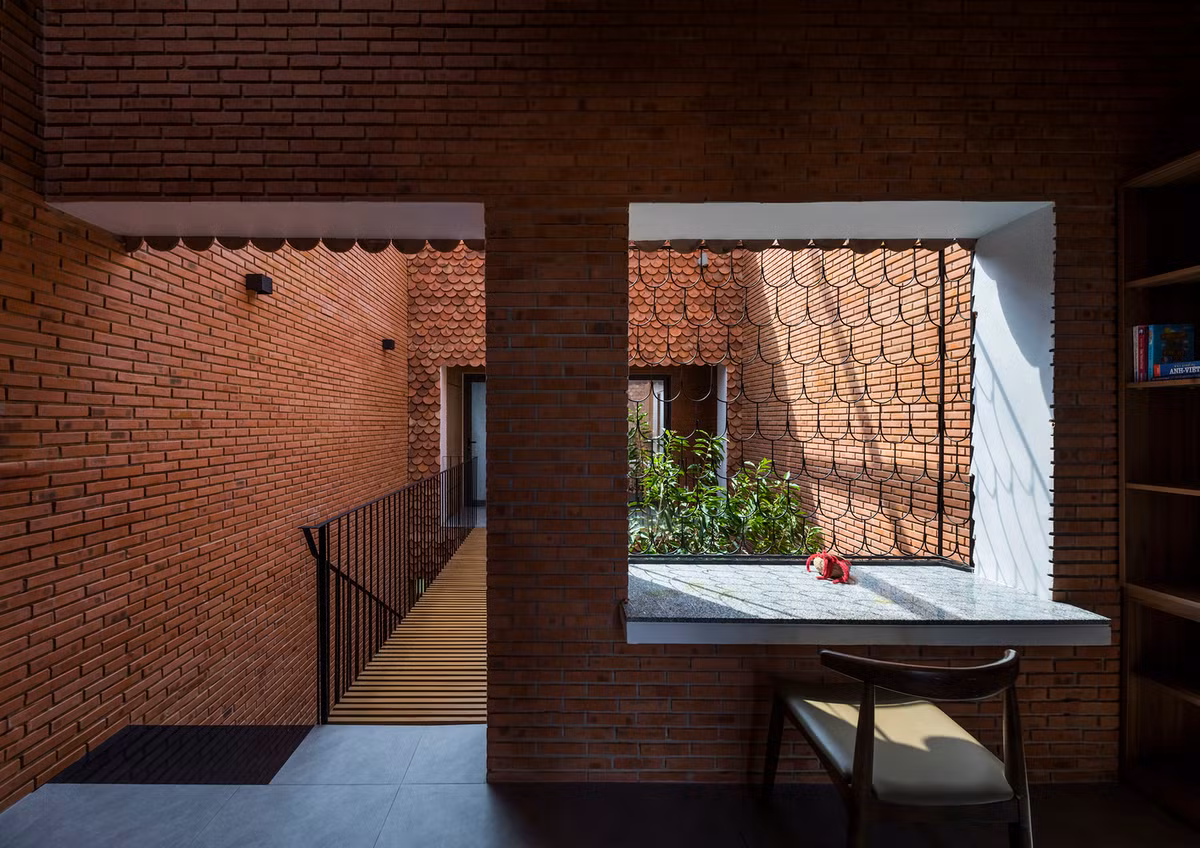 Không gian hai hiên bên trong nhà là nơi sinh hoạt chung để gia đình gắn kết các thành viên, giúp mọi người dễ dàng nhìn thấy nhau.